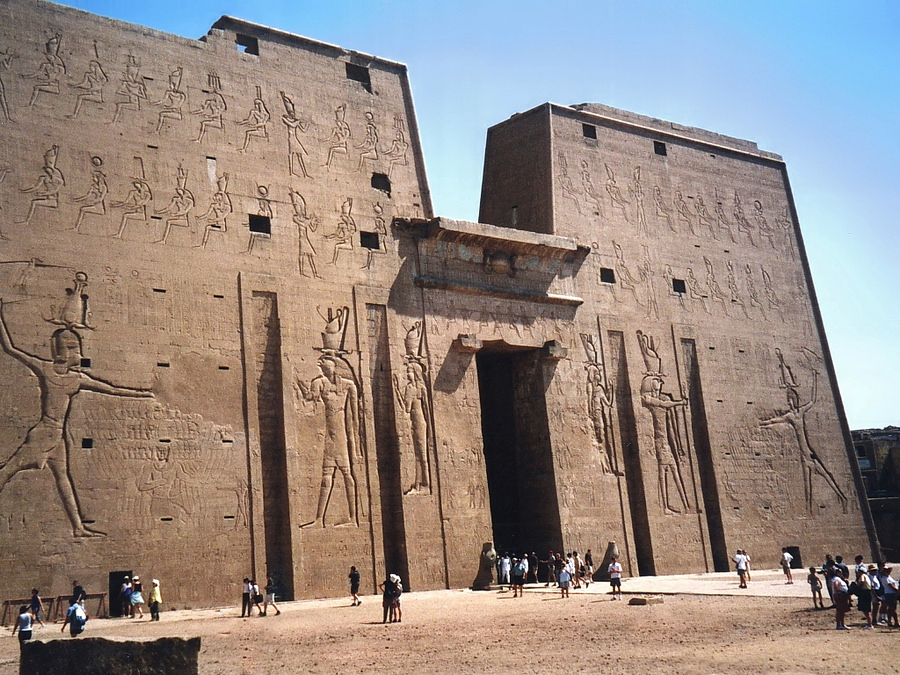 Edfu Edfu and Kom Obo are situated near the road between Luxor and Aswan. Especially the temple of the god Horus in Edfu is impressive. Stefan Cruysberghs
